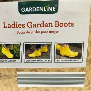 Garden/Rain Boots size 7  Rubber with a textile lining.